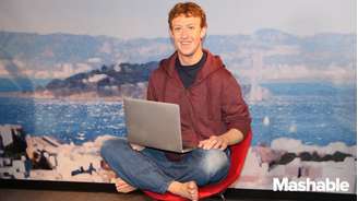 A réplica de Mark Zuckerberg aparece em frente a uma foto do bairro Fisherman's Wharf, em São Francisco