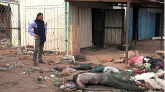 <p>Representante especial da ONU olha para cádaveres na cidade de Bentiu, no Sudão do Sul, em 22 de abril </p>