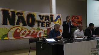 Gilberto Carvalho acabou sua fala pouco depois do início do protesto