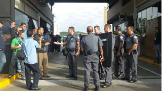 Policiais militares garantiram a saída de alguns ônibus da garagem 