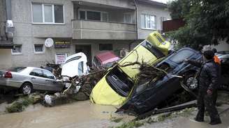 A cidade mais afetada é Varna, onde a água alcançou em alguns lugares uma altura de dois metros, arrastando dezenas de carros, árvores e postes de eletricidade