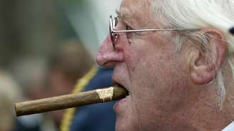 <p>Casos só vieram a ser investigados agora, depois do caso das centenas de denúncias de abusos cometidos pelo apresentador da BBC Jimmy Savile (foto)</p>