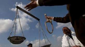 Justiça do Egito manteve a pena de morte aos doze homens acusados de matar policial