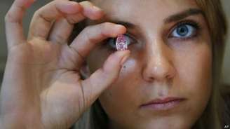 Diamante cor-de-rosa foi leiloado em Hong Kong a preço recorde