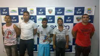 <p>Cabos eleitorias roubaram duas mulheres em uma parada de ônibus e fugiram em um carro usada na campanha</p>