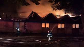 <p>Fogo consumiu cerca de 90 m² do prédio abandonado</p>