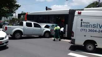 <p>Carro e ônibus colidiram em cruzamento no bairro de Pinheiros</p>