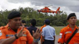 Com tempo ruim, helicóptero leva corpos para aeroporto