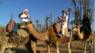 <p>Uma equipe da BBC tenta conectar-se à internet no meio de um deserto em Marrocos</p>