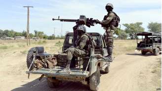 Países vizinhos da Nigéria como Camarões (acima, na fronteira) temem o avanço do Boko Haram