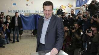 Tsipras, do Syriza, é apontado como favorito nas eleições; ele votou em Atenas 