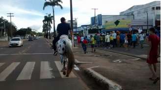 <p>Ernandes Amorim cavalgando em manifestação</p>