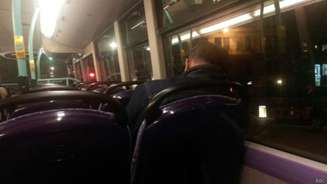 Ahmed aproveita as longas rotas noturnas dos ônibus de Londres para descansar