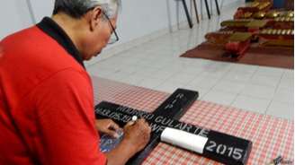  ​Cruzes com nomes dos condenados foram produzidas com antecedência em Cilacap
