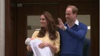 Kate e William deixaram o hospital com a princesa recém-nascida no colo da duquesa, neste sábado