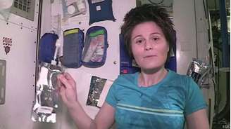 Astronauta italiana Samantha Cristoforetti explica como ela e colegas da Estação Espacial Internacional mantêm higiene pessoal