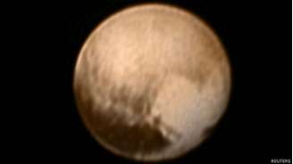 A imagem de 7 de julho sobrepõe registros de duas câmeras da New Horizons