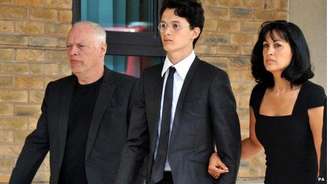 Gilmour e a mulher Polly Samson acompanharam o filho, Charlie, ao julgamento em 2011