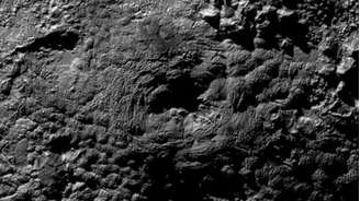 Wright Mons, um dos dois possíveis "vulcões de gelo", foi localizado ao sul da planície de Sputnik