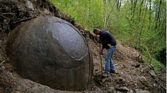 Arqueólogos bósnios dizem acreditar que pedra é a mais antiga criada pelo homem; tese é refutada por especialistas 