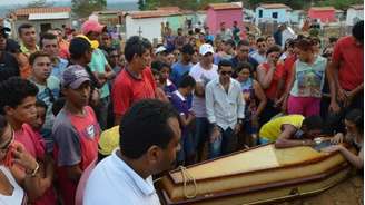 Enterro do blogueiro Roberto Lano, morto em novembro de 2015 no interior do Maranhão; caso tem relação com denúncias contra políticos, diz ONG