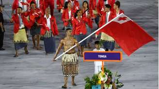 Atleta de Tonga chamou a atenção por desfilar besuntado com óleo de coco na abertura da Olimpíada