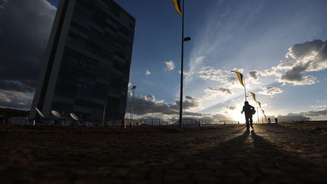 Mulher passa pelo Congresso Nacional, em Brasília, na terça-feira (30); imprensa estrangeira destaca problemas à frente no cenário pós-impeachment 