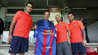 Arnold Schwarzenegger junto aos jogadores Sergio Busquets, Javier Mascherano e Paco Alcácer durante visita ao Barcelona