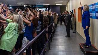 'Todos os que querem uma selfie, virem de costas agora', disse Clinton. E seu eleitores obedeceram