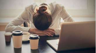 Estresse e falta de sono causados pelo excesso de trabalho podem aumentar chances de doenças crônicas