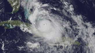 Imagem de satélite mostra a passagem do furacão Matthew pelo Caribe rumo aos EUA