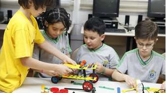 Aulas de robótica permitem a crianças da rede municipal de Cascavel aprender como funcionam postes e carros 