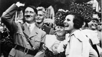 Hitler faz saudação nazista durante festa do partido