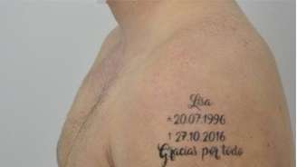 Tatuagem mostra nome da vítima com datas de nascimento e morte e a frase 'Obrigado por tudo'