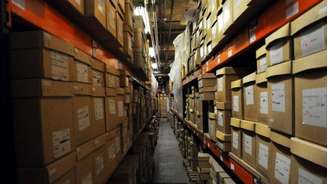 Ossos armazenados em inúmeras prateleiras contam a história de Londres desde o tempo dos romanos