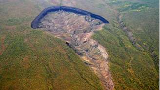 Localizada na floresta boreal da Sibéria, enorme cratera cresce, em média, 10 metros por ano e serve de alerta contra o desmatamento e o aquecimento global 
