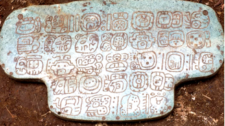 Joia apresenta 30 hieróglifos gravados na parte de trás 