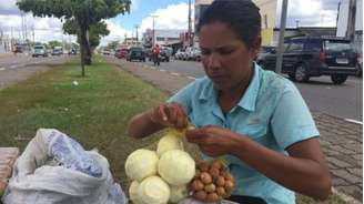 María José Pacheco vende laranjas em um semáforo de Boa Vista há cinco anos, quando deixou seu emprego de professora na Venezuela 