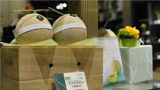 Em 2016, dois melões colhidos na cidade de Yubari, no norte do país, foram vendidos em um leilão por US$ 27 mil (R$ 84,2 mil)