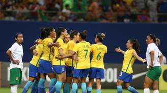 Jogadoras da Seleção Brasileira comemoram um dos gols da goleada aplicada sobre a Bolívia, em Manaus