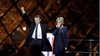 Emmanuel Macron e Brigitte Trogneux no palco após anunciada sua vitória nas eleições francesas: romance teve início polêmico