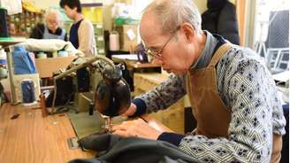 Japonês idoso trabalha em confecção. Expectativa de vida da população que nasce hoje será de 107 anos.