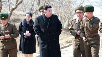 Kim Yo-jong, fotografada atrás de seu irmão, agora é promovida a alto cargo político na Coreia do Norte