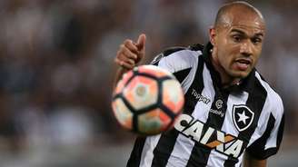 Roger, que estava parado há dois meses por conta de um tumor no rim, vai defender o Internacional em 2018 (Vitor Silva/SSPress/Botafogo)