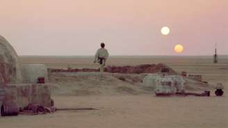 Uma das cenas mais clássicas do cinema, mostrada em Star Wars: Uma Nova Esperança, lançado em 1977. (Imagem: Lucasfilm)