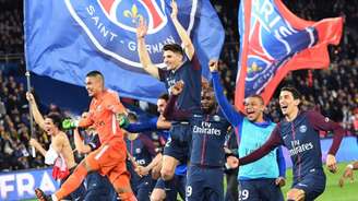 Jogadores comemoram título francês (Foto: AFP)