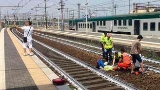 Jovem faz selfie enquanto mulher ferida por trem é socorrida na Itália