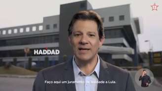 Haddad fala da frente da sede da Polícia Federal em Curitiba no primeiro vídeo da campanha petista à Presidência da República