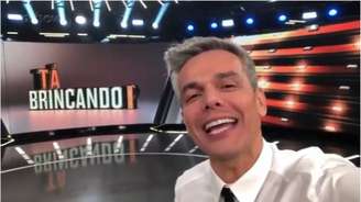 Otaviano Costa no estúdio do novo programa que comandará na Globo, o 'Tá Brincando!'.