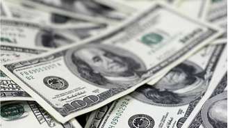 Na segunda-feira, o dólar terminou a sessão em alta de 0,53%, a R$ 3,7343.